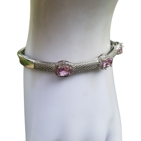 VINTAGE SILVERTONE & SPARKLING PINK FACETED AUSTRIAN CRYSTAL HINGED BRACELET - Picture 3 of 6